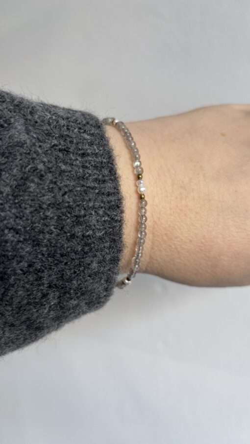 Armband lichtgrijze Labradoriet met kleine zoetwaterpareltjes afgewerkt met 14k goldfilled of 925 sterling zilveren afwerking - Afbeelding 2