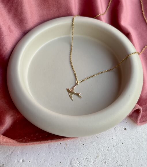 Handgemaakte Ketting met Zwaluw Bedel – 14k Goldfilled – Symbolisch & Tijdloos